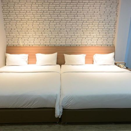 Kama Hotel Медан Екстериор снимка