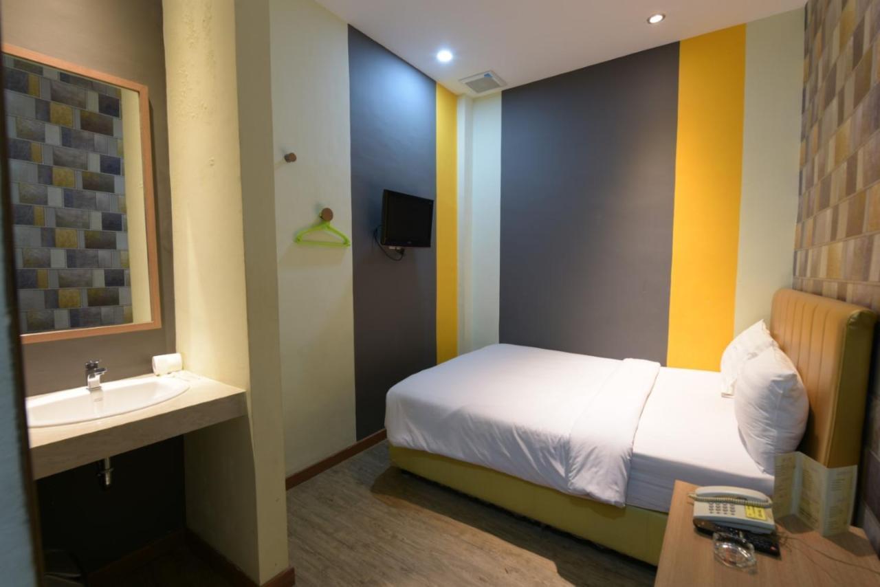 Kama Hotel Медан Екстериор снимка